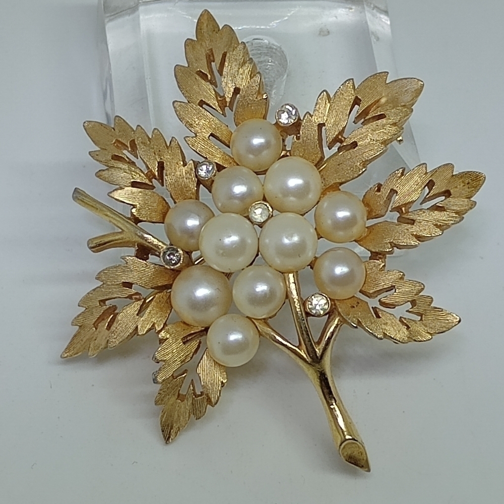 * vintage Crown Trifari faux pearls gold tone leaf pin brooch